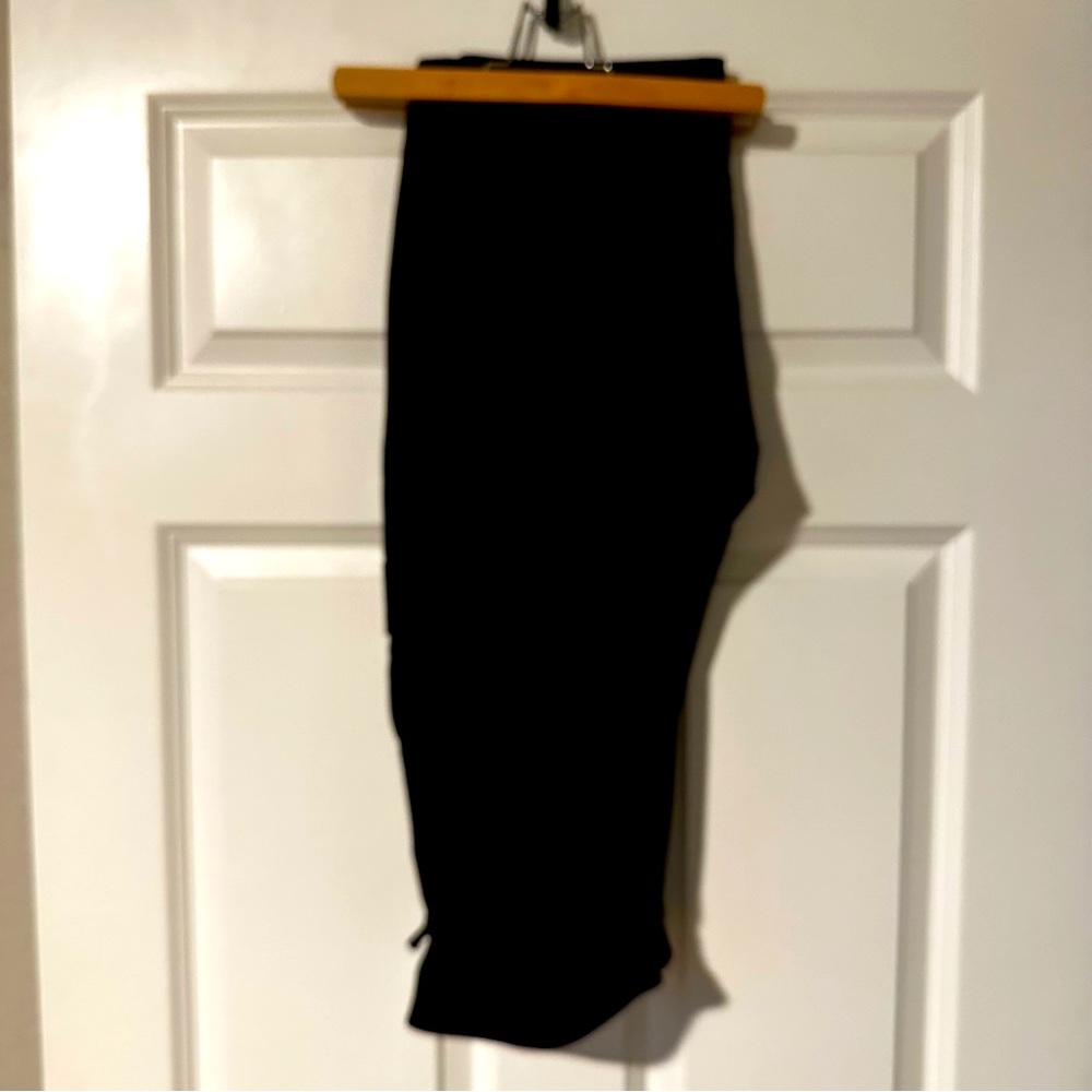 Athleta Black Petal Pusher Capris- perfect for beach or hiking!
